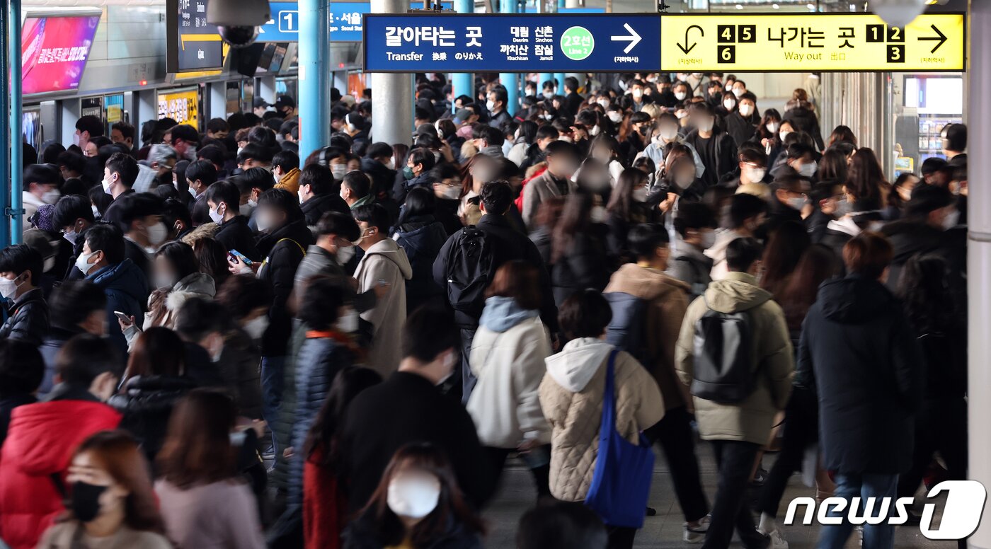 본문 이미지 - 사적모임 인원제한 강화 방침이 발표된 3일 오전 서울 신도림역에서 출근길 시민들이 발걸음을 재촉하고 있다. 정부는 신종 코로나바이러스 감염증&#40;코로나19&#41; 5차 유행 속에 오미크론 변이 바이러스까지 국내에 상륙하자 사적모임 인원제한을 수도권은 최대 6명, 비수도권은 8명까지로 축소한다. 단계적 일상회복&#40;위드코로나&#41; 개시 후 약 한달 만이다. 방역패스도 식당·카페까지 전면 적용된다.식당과 카페 등 대부분 다중이용시설에서도 앞으로 방역패스&#40;접종 증명·음성 확인제&#41;가 적용된다. 2021.12.3/뉴스1 ⓒ News1 김진환 기자