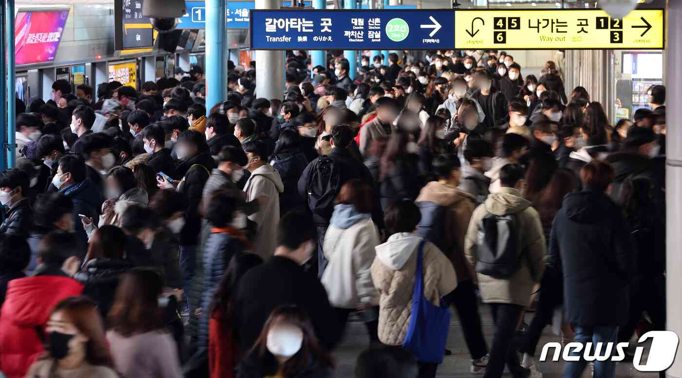 사적모임 인원제한 강화 방침이 발표된 3일 오전 서울 신도림역에서 출근길 시민들이 발걸음을 재촉하고 있다. 정부는 신종 코로나바이러스 감염증(코로나19) 5차 유행 속에 오미크론 변이 바이러스까지 국내에 상륙하자 사적모임 인원제한을 수도권은 최대 6명, 비수도권은 8명까지로 축소한다. 단계적 일상회복(위드코로나) 개시 후 약 한달 만이다. 방역패스도 식당·카페까지 전면 적용된다.식당과 카페 등 대부분 다중이용시설에서도 앞으로 방역패스(접종 증명·음성 확인제)가 적용된다. 2021.12.3/뉴스1 © News1 김진환 기자