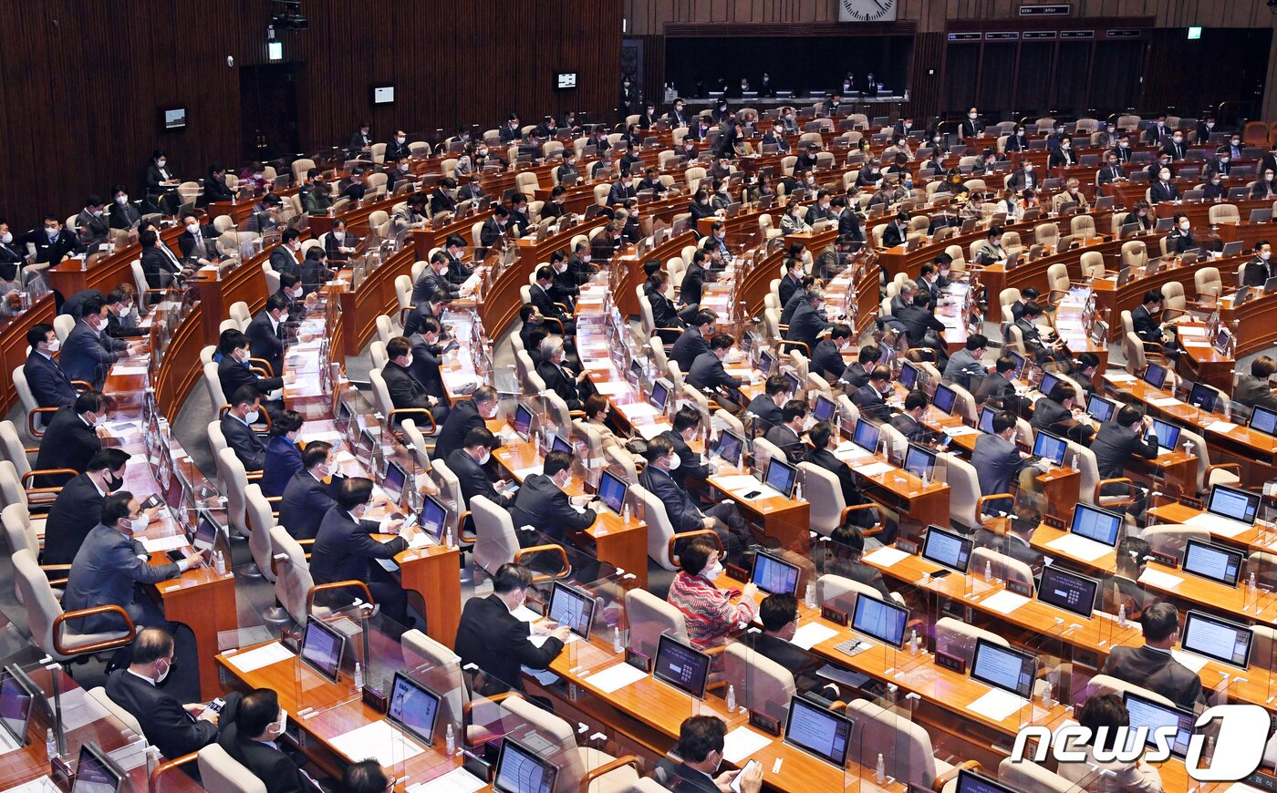 본문 이미지 - 여야 의원들이 3일 국회에서 열린 본회의에서 2022년도 예산안 처리를 위한 표결을 하고 있다. 2021.12.3/뉴스1 ⓒ News1 오대일 기자