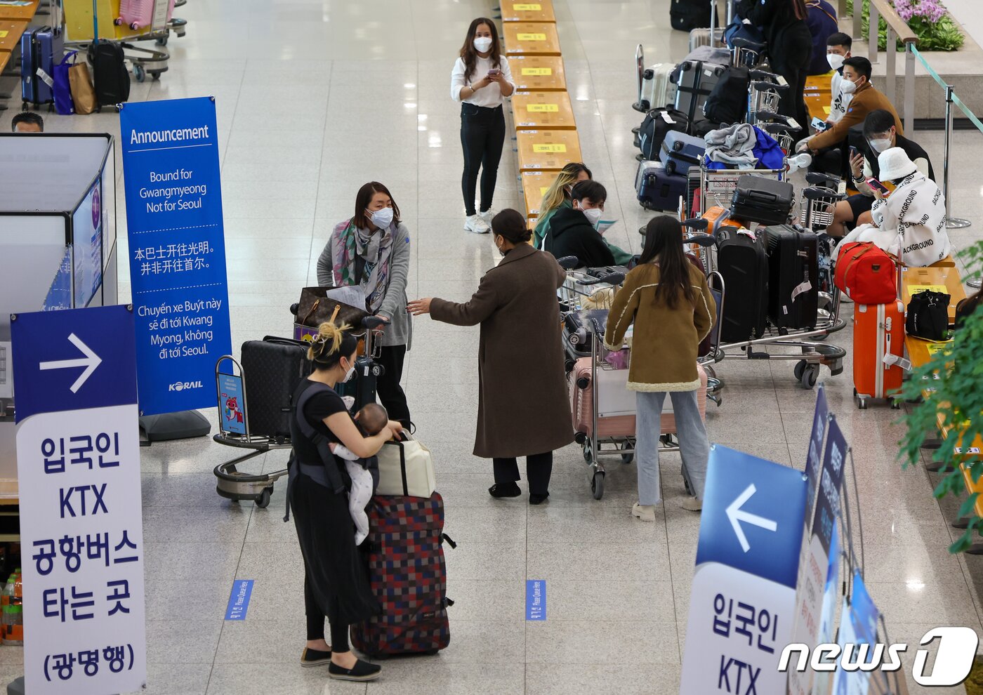 본문 이미지 - 3일 인천국제공항 1터미널 입국장에서 해외 입국객들이 전용공간에서 대기하고 있다. 신종 코로나바이러스 감염증(코로나19) 변이 바이러스인 오미크론의 유입을 막기 위해 이날부터 2주간 해외에서 국내로 들어오는 모든 내·외국이은 백신 접종 여부와 상관없이 10일간 격리하게 된다. 2021.12.3/뉴스1 ⓒ News1 안은나 기자