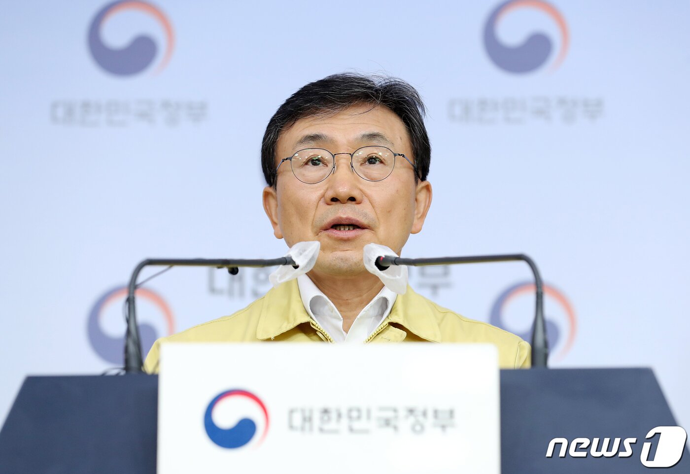 본문 이미지 - 권덕철 중앙재난안전대책본부 1차장&#40;보건복지부 장관&#41;이 3일 오전 서울 종로구 정부서울청사 별관에서 열린 신종 코로나바이러스 감염증&#40;코로나19&#41; 중앙재난안전대책본부 정례브리핑에서 &#39;코로나19 특별방역대책 추가 후속조치&#39;를 발표하고 있다. 정부는 사적모임 규모를 수도권은 6명, 비수도권은 8명으로 축소한다. 기존에는 수도권은 10명, 비수도권은 12명까지의 사적모임이 가능했다. 방역당국은 연말연시 많아지는 모임과 약속 등 개인 간의 접촉을 지금보다 줄여 지역사회 유행을 차단하기 위한 조치라고 설명했다. 사적모임 조정은 오는 6일부터 4주간 시행되며 유행 상황을 보며 다시 조정할 예정이다. 2021.12.3/뉴스1 ⓒ News1 송원영 기자