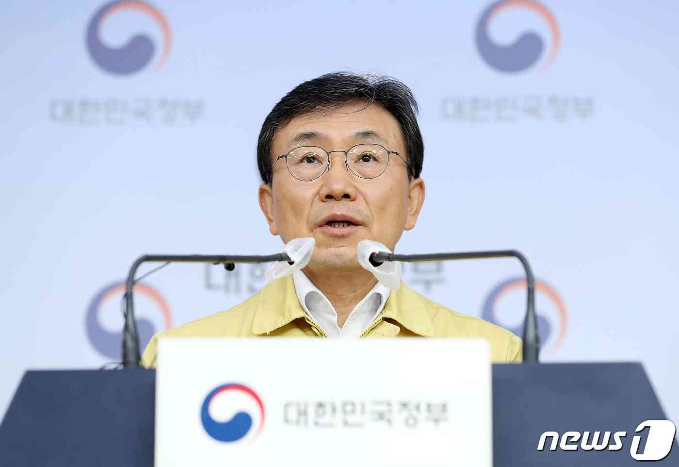 권덕철 중앙재난안전대책본부 1차장(보건복지부 장관)이 3일 오전 서울 종로구 정부서울청사 별관에서 열린 신종 코로나바이러스 감염증(코로나19) 중앙재난안전대책본부 정례브리핑에서 '코로나19 특별방역대책 추가 후속조치'를 발표하고 있다. 정부는 사적모임 규모를 수도권은 6명, 비수도권은 8명으로 축소한다. 기존에는 수도권은 10명, 비수도권은 12명까지의 사적모임이 가능했다. 방역당국은 연말연시 많아지는 모임과 약속 등 개인 간의 접촉을 지금보다 줄여 지역사회 유행을 차단하기 위한 조치라고 설명했다. 사적모임 조정은 오는 6일부터 4주간 시행되며 유행 상황을 보며 다시 조정할 예정이다. 2021.12.3/뉴스1 © News1 송원영 기자