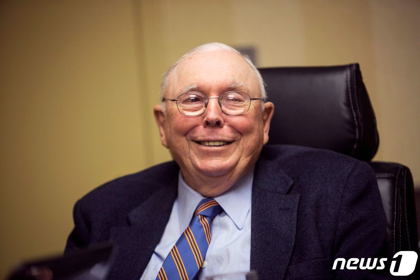 본문 이미지 - 찰리 멍거 버크셔 헤데웨이 부회장. 올해 97세다. ⓒ 로이터=뉴스1 ⓒ News1 박형기 기자