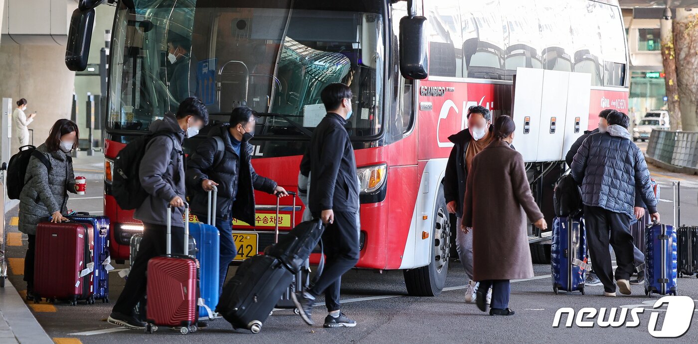 본문 이미지 - 3일 인천국제공항 1터미널에서 해외 입국자들이 특별수송버스에 타고 있다. 신종 코로나바이러스 감염증&#40;코로나19&#41; 변이 바이러스인 오미크론의 유입을 막기 위해 이날부터 2주간 해외에서 국내로 들어오는 모든 내·외국인은 백신 접종 여부와 상관없이 10일간 격리하게 된다. 2021.12.3/뉴스1 ⓒ News1 안은나 기자