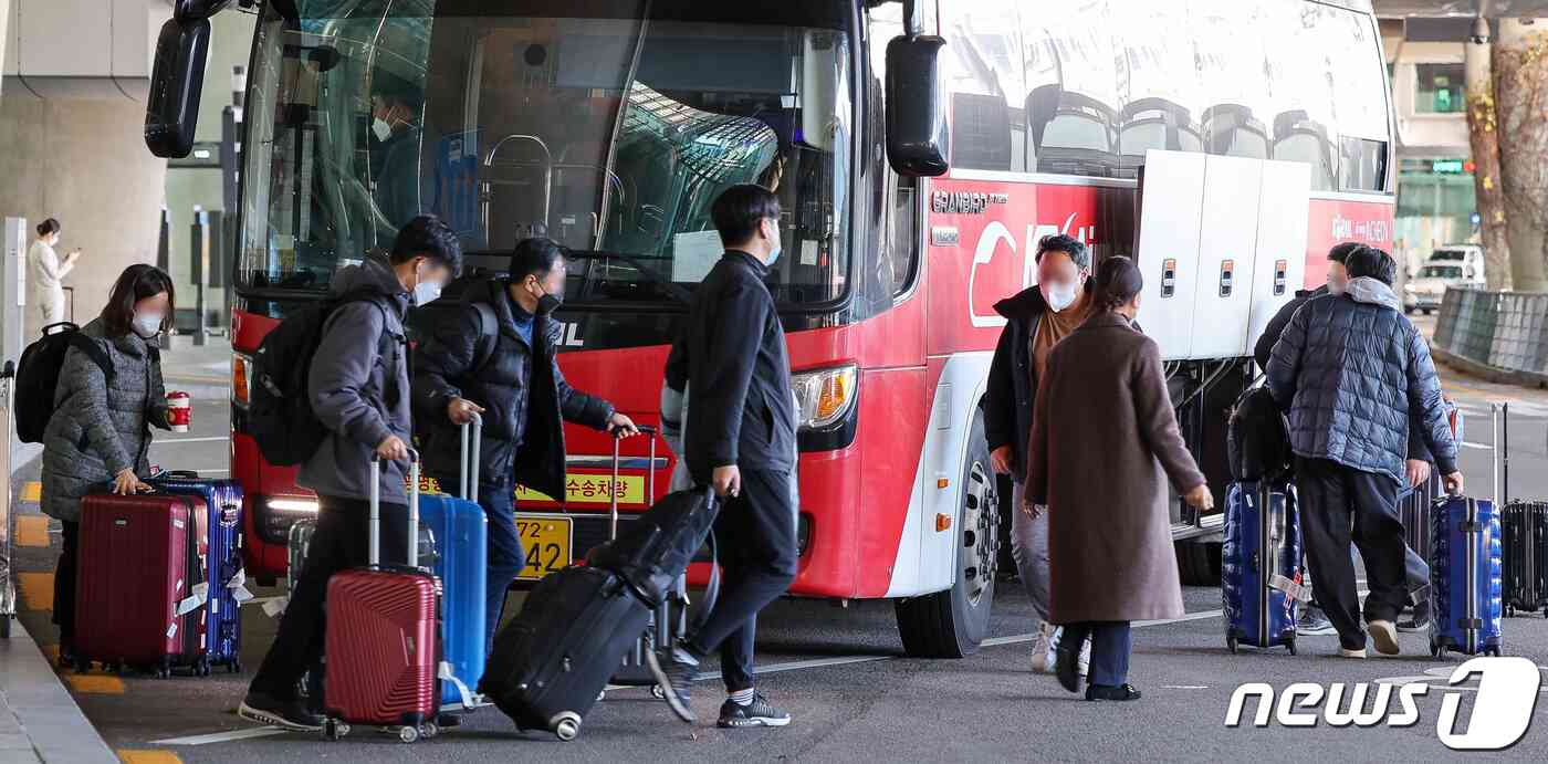 3일 인천국제공항 1터미널에서 해외 입국자들이 특별수송버스에 타고 있다. 신종 코로나바이러스 감염증(코로나19) 변이 바이러스인 오미크론의 유입을 막기 위해 이날부터 2주간 해외에서 국내로 들어오는 모든 내·외국인은 백신 접종 여부와 상관없이 10일간 격리하게 된다. 2021.12.3/뉴스1 © News1 안은나 기자
