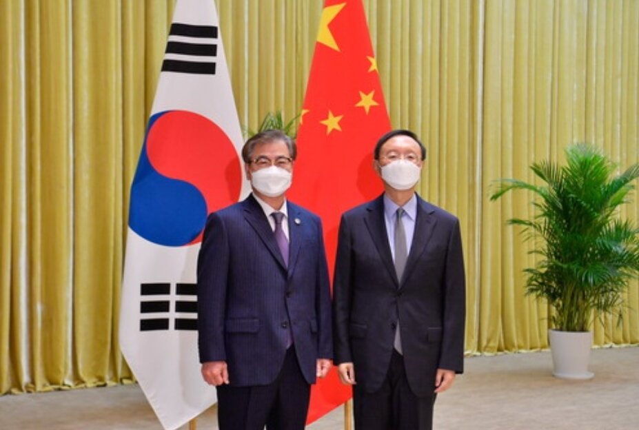본문 이미지 - 서훈(왼쪽) 국가안보실장은 2일 중국 톈진에서 양제츠 중국 공산당 외교 담당 정치국원과 회담했다.(중국 외교부 홈페이지 갈무리)ⓒ 뉴스1