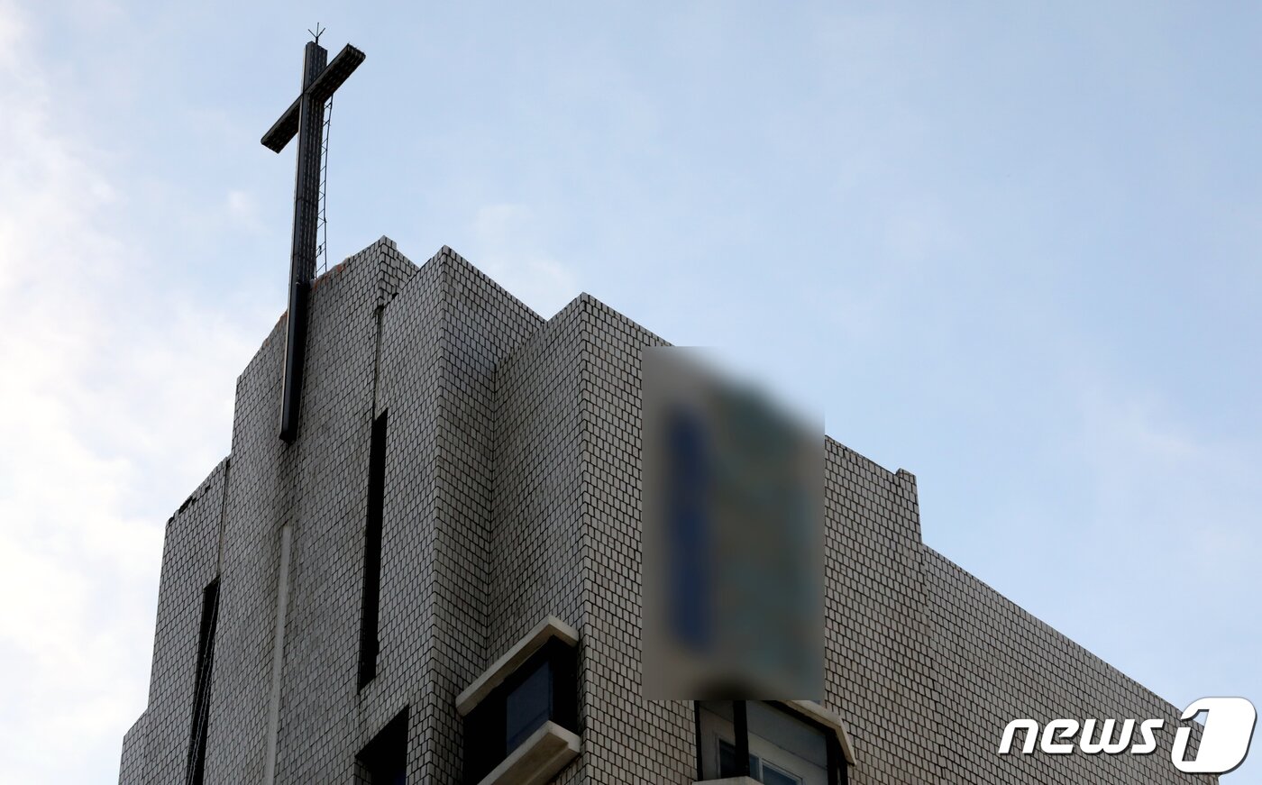 본문 이미지 - 인천 미추홀구 교회서 오미크론 의심자 발생하면서 시설 내 첫 집단감염이 확인 됐다. 질병관리청 중앙방역대책본부에 따르면 오미크론 변이 의심 사례가 3일 0시 기준으로 4명이 늘어나 기존 의심사례로 추가됐던 3명과 함께 총 7명이 유전체 분석 중이다. 오미크론 의심 또는 확정 사례는 총 13명이다. 이중 오미크론이 확진된 사례는 나이지리아 방문 목사 부부와 아들&#40;1~3번&#41;, 목사부부를 공항에서 집까지 데려온 우즈베키스탄 국적의 30대 남성&#40;4번&#41; 등 총 6명이다. 우즈벡 30대 남성은 지난 11월28일 인천 미추홀구 소재 교회 예배에 참석한 것으로 확인됐다. 사진은 2일 집단감염이 발생한 인천 미추홀구 교회 모습. 2021.12.3/뉴스1 ⓒ News1 정진욱 기자