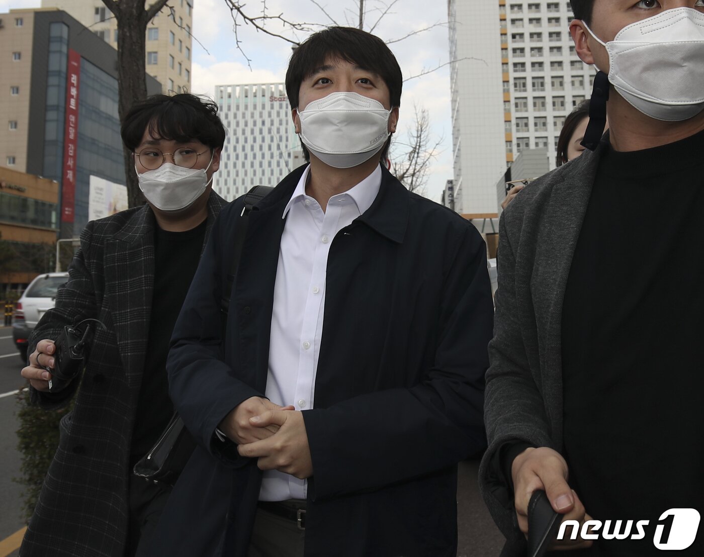 본문 이미지 - 당무를 중단하고 잠행 중인 이준석 국민의힘 대표가 3일 오후 울산 남구 국민의힘 울산시당으로 향하고 있다. 2021.12.3/뉴스1 ⓒ News1 윤일지 기자