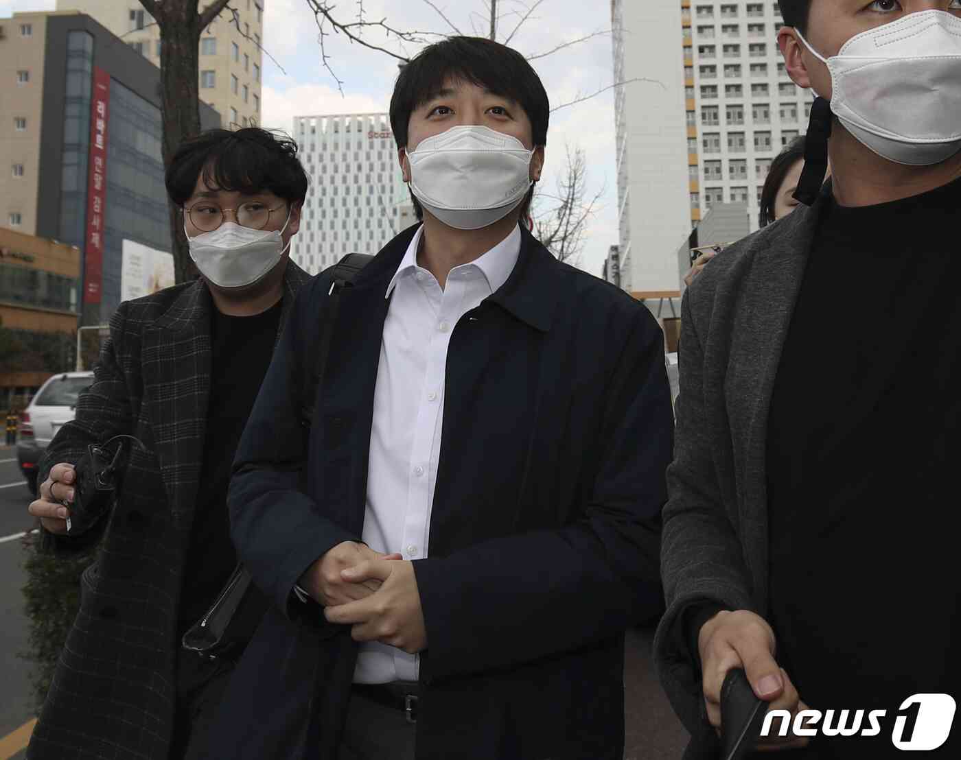 당무를 중단하고 잠행 중인 이준석 국민의힘 대표가 3일 오후 울산 남구 국민의힘 울산시당으로 향하고 있다. 2021.12.3/뉴스1 © News1 윤일지 기자