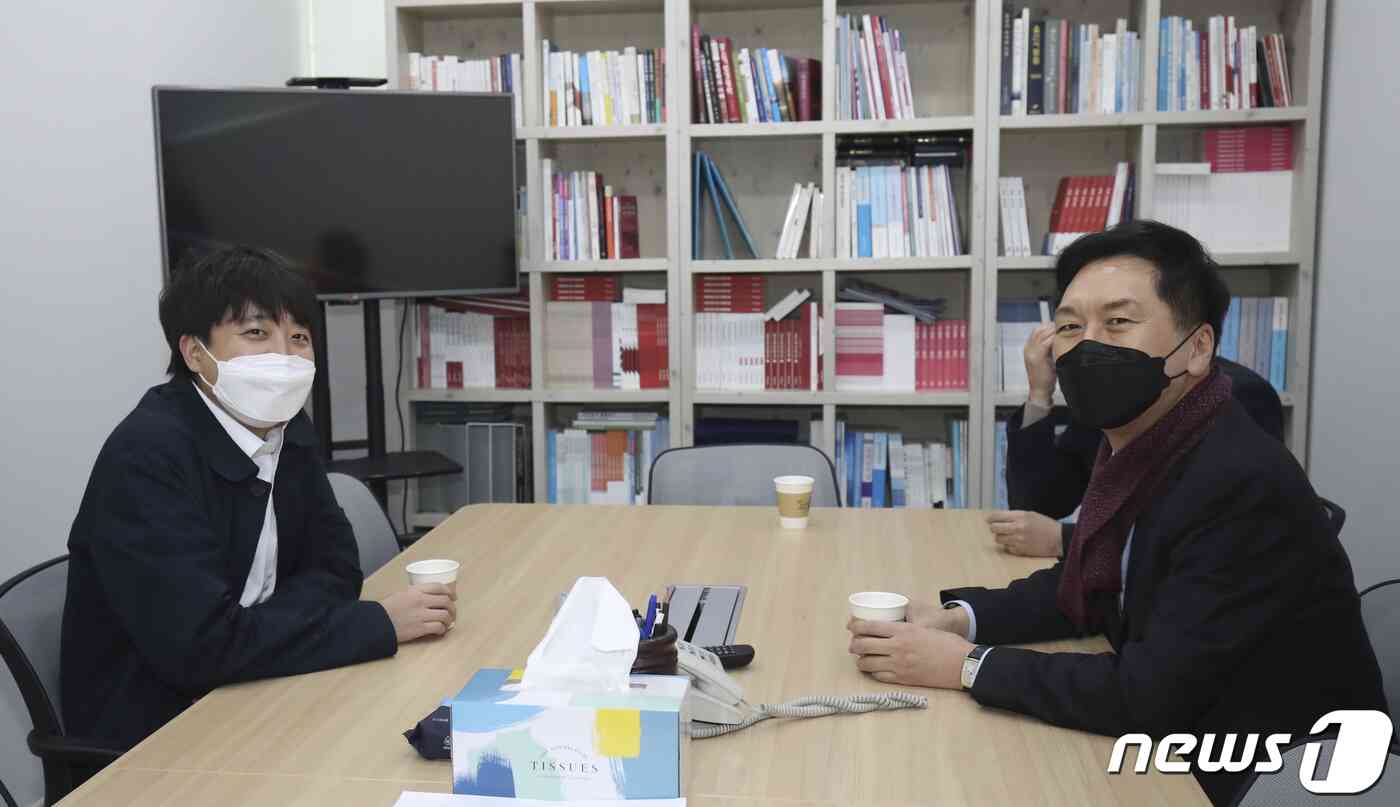 당무를 중단하고 잠행 중인 이준석 국민의힘 대표가 울산 남구 국민의힘 울산시당에서 김기현 원내대표와 대화를 나누고 있다. 2021.12.3/뉴스1 © News1 윤일지 기자