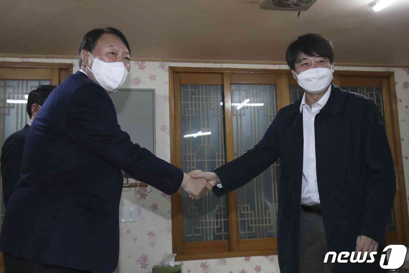 윤석열 국민의힘 대선 후보와 이준석 당대표가 3일 오후 울산 울주군 한 식당에서 만나 악수를 하고 있다. 2021.12.3/뉴스1 © News1 윤일지 기자