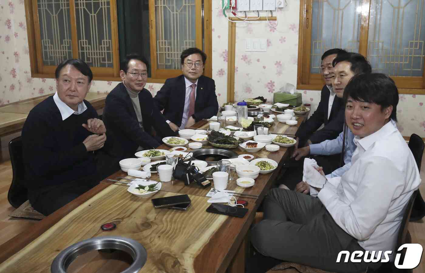 윤석열 국민의힘 대선 후보와 이준석 당대표가 3일 오후 울산 울주군 한 식당에서 회동하고 있다. 2021.12.3/뉴스1 © News1 윤일지 기자