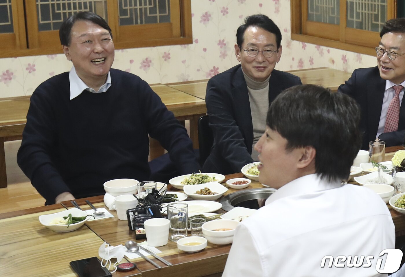 본문 이미지 - 윤석열 국민의힘 대선 후보와 이준석 당대표가 3일 오후 울산 울주군 한 식당에서 회동하고 있다. 2021.12.3/뉴스1 ⓒ News1 윤일지 기자