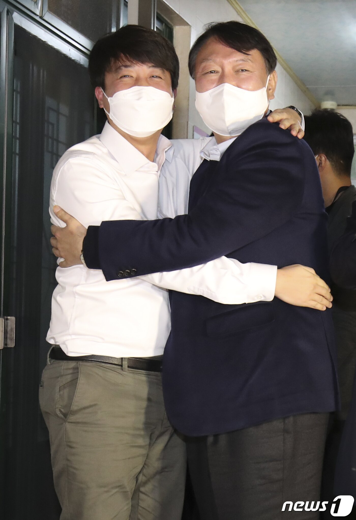 본문 이미지 - 윤석열 국민의힘 대선 후보와 이준석 당대표가 3일 오후 울산 울주군 한 식당에서 포옹을 하고 있다. 2021.12.3/뉴스1 ⓒ News1 윤일지 기자