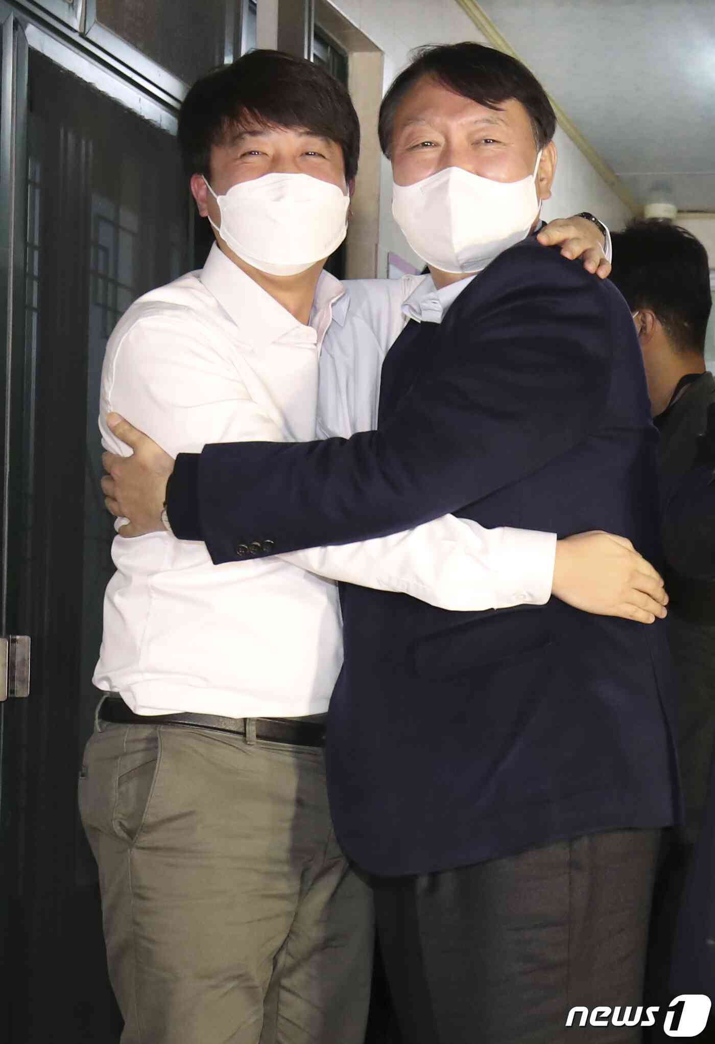 윤석열 국민의힘 대선 후보와 이준석 당대표가 3일 오후 울산 울주군 한 식당에서 포옹을 하고 있다. 2021.12.3/뉴스1 © News1 윤일지 기자
