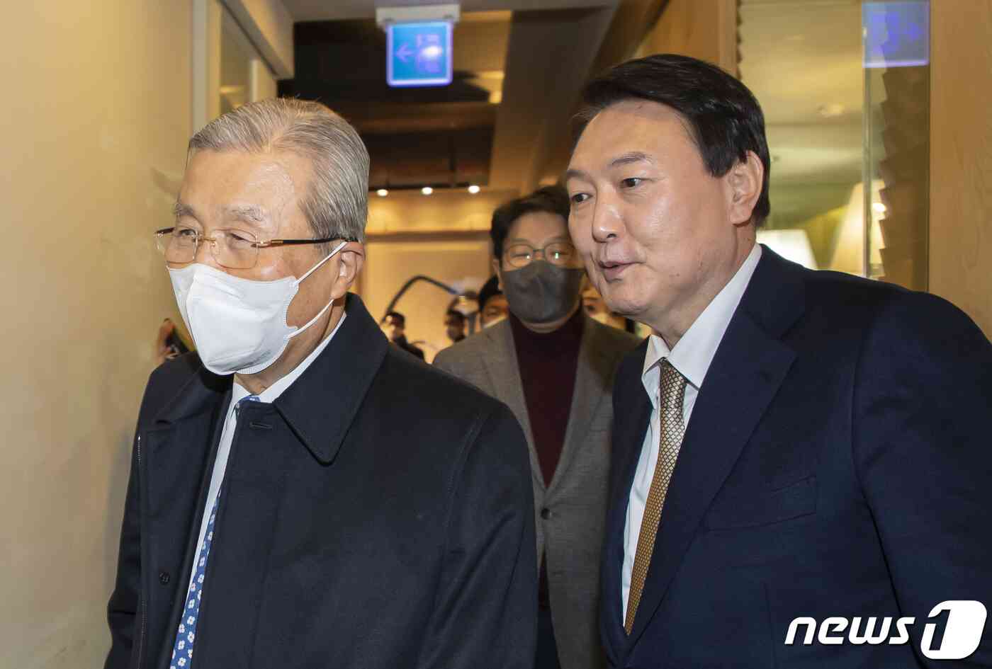 김종인 전 국민의힘 비상대책위원장이 3일 당 선거대책위원회 총괄선대위원장직을 수락했다. 윤석열 대선 후보는 이날 오후 울산 울주군의 한 식당에서 이준석 당 대표와 회동 후 기자들과 만나