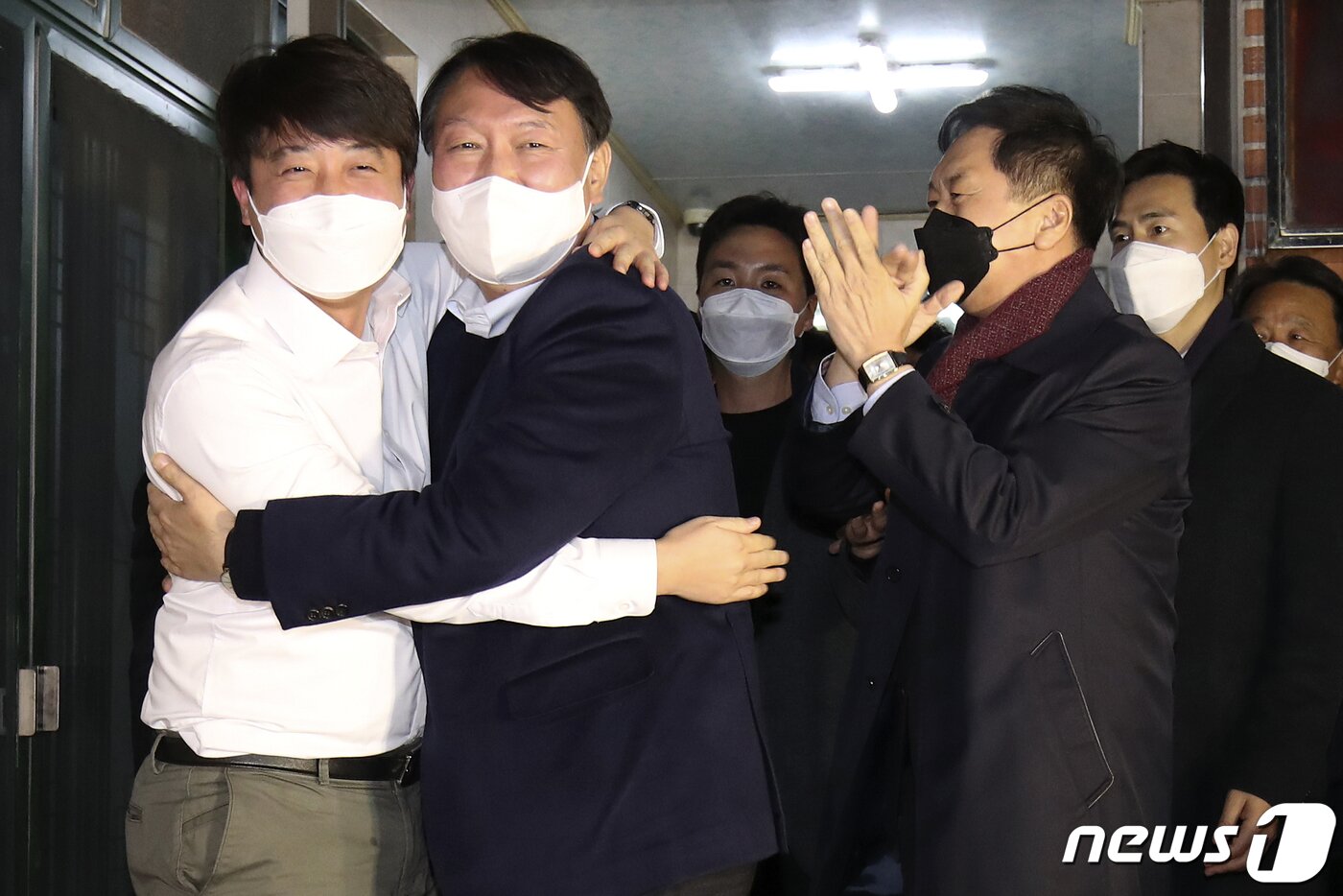 본문 이미지 - 이준석 국민의힘 대표와 윤석열 대선 후보가 3일 오후 울산 울주군 한 식당에서 회동을 마친 뒤 포옹을 하고 있다. 2021.12.3/뉴스1 ⓒ News1 윤일지 기자