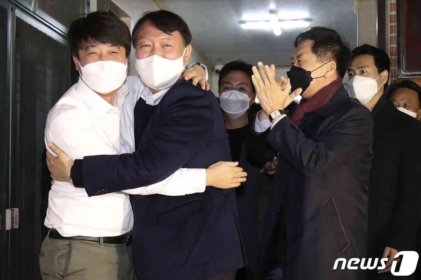 이준석 국민의힘 대표와 윤석열 대선 후보가 3일 오후 울산 울주군 한 식당에서 회동을 마친 뒤 포옹을 하고 있다. 2021.12.3/뉴스1 © News1 윤일지 기자