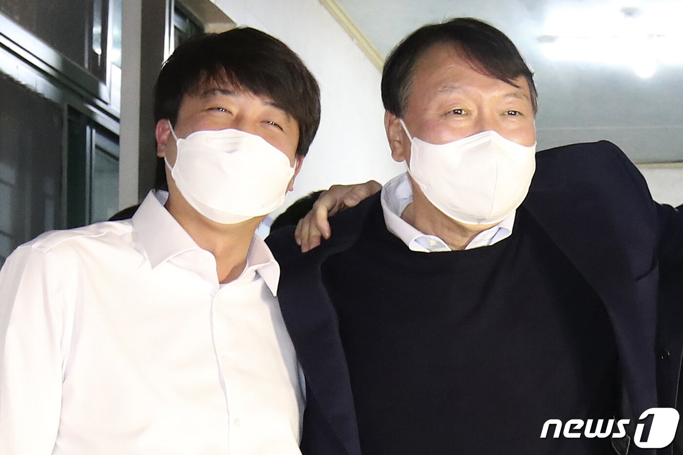 본문 이미지 - 이준석 국민의힘 대표와 윤석열 대선 후보가 3일 오후 울산 울주군 한 식당에서 회동을 마친 뒤 어깨동무를 하고 있다. 2021.12.3/뉴스1 ⓒ News1 윤일지 기자