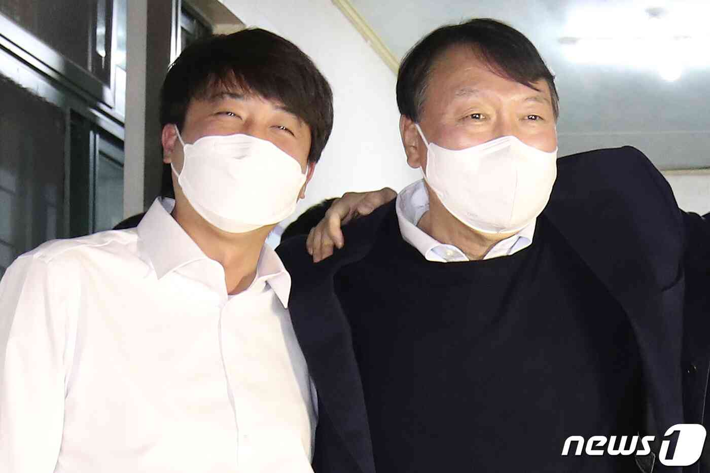 이준석 국민의힘 대표와 윤석열 대선 후보가 3일 오후 울산 울주군 한 식당에서 회동을 마친 뒤 어깨동무를 하고 있다. 2021.12.3/뉴스1 © News1 윤일지 기자