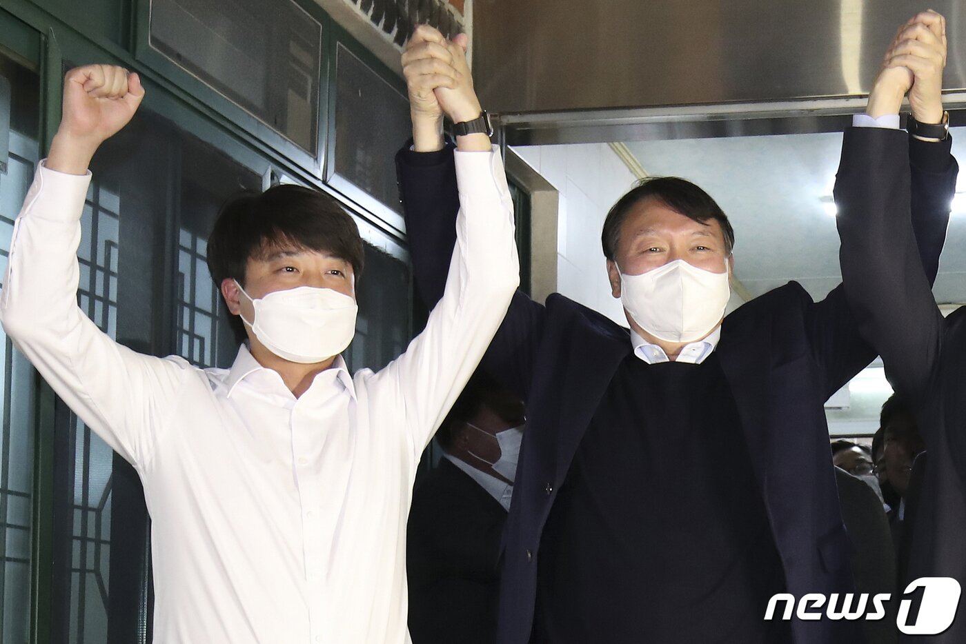 본문 이미지 - 이준석 국민의힘 대표와 윤석열 대선 후보가 3일 오후 울산 울주군 한 식당에서 회동을 마친 뒤 두 손을 맞잡아 번쩍 들어올리고 있다. 2021.12.3/뉴스1 ⓒ News1 윤일지 기자