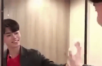 본문 이미지 - 가오제쓰사의 생리대 광고에서 남성 모델이 생리대를 걸레 대용으로 사용하고 있다. (바이두 갈무리) ⓒ 뉴스1