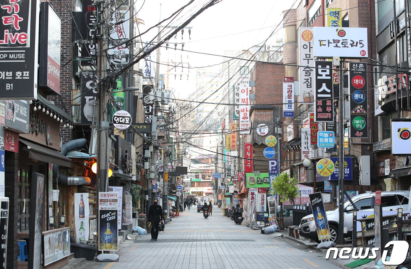 본문 이미지 - 코로나19 확산세로 대학 계절학기 마저 비대면으로 진행되며 대학가 상권 침체가 심각한 가운데 30일 서울 서대문구 신촌 대학가 먹자골목이 한산한 모습을 보이고 있다. 2021.12.30/뉴스1 ⓒ News1 임세영 기자