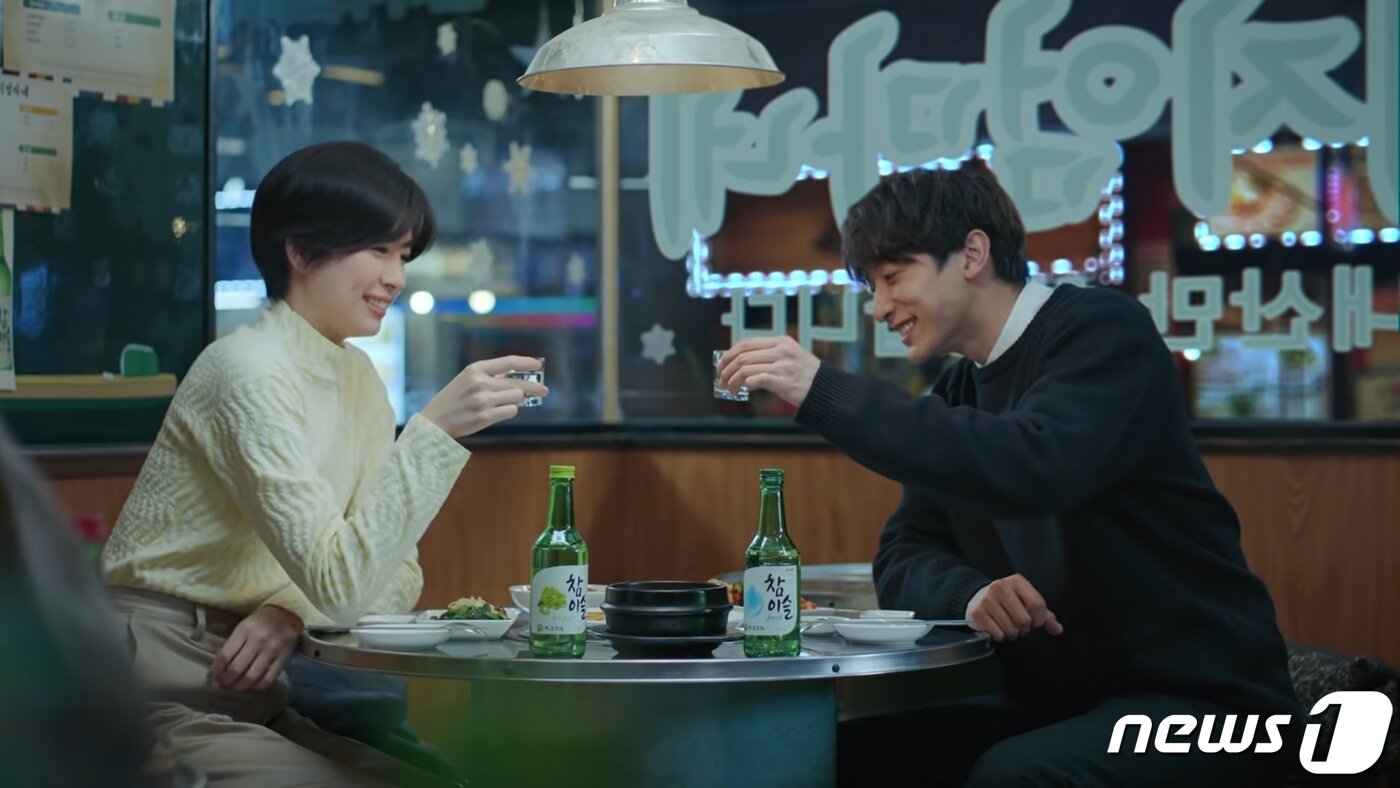 본문 이미지 - 하이트진로 일본법인의 '사랑하는 참이슬' 광고 갈무리. ⓒ 뉴스1