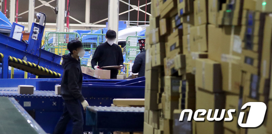 30일 서울 한 CJ대한통운 물류센터에서 직원들이 택배 분류작업을 하고 있다. 2021.12.30/뉴스1 © News1 김명섭 기자