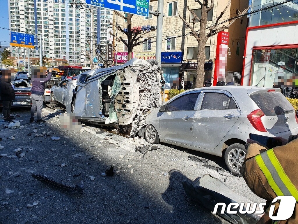 (부산=뉴스1) = 30일 낮 12시 30분쯤 부산 연제구 연산동 홈플러스 5층 주차장에서 택시가 건물 밖 도로로 추락해 운행 중인 차량을 덮쳤다.이 사고로 차량 13대가 부서지고 …