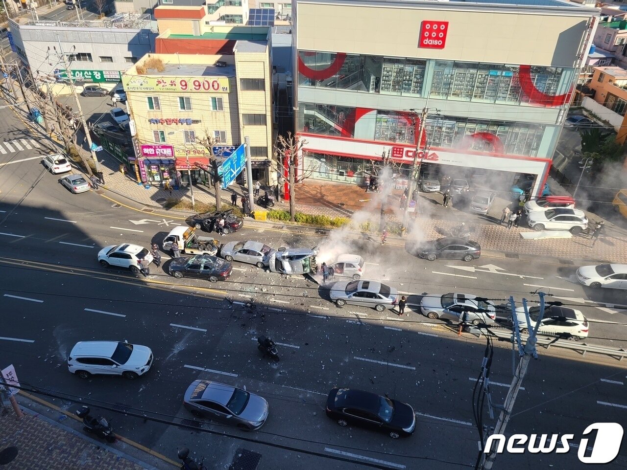 본문 이미지 - 30일 낮 12시30분쯤 부산 연제구 연산동 홈플러스 5층 주차장에서 택시가 건물 밖 도로로 추락해 운행 중인 차량을 덮쳤다.(독자 제공)2021.12.30/뉴스1