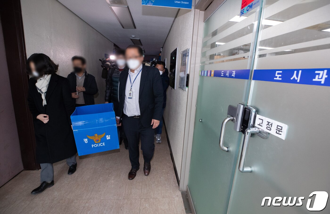 본문 이미지 - 경기남부경찰청 반부패경제범죄수사대 수사관들이 지난 2021년 12월30일 오후 경기도 양평군청에서 윤석열 대통령(당시 국민의힘 대통령 후보) 장모의 공흥지구 특혜의혹 압수수색을 마친 후 압수품을 옳기고 있다. 2021.12.30/뉴스1 ⓒ News1 이재명 기자