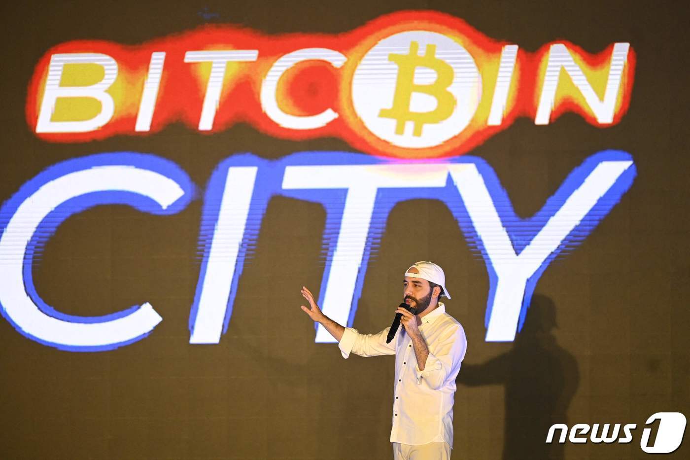 본문 이미지 - 나이브 부켈레 엘살바도르 대통령이 2021년 11월 20일(현지시간) 엘살바도르 미자타 해변에서 열린 '비트코인 콘퍼런스' 행사에서 연설을 하고 있다. ⓒ AFP=뉴스1 ⓒ News1 김지현 기자