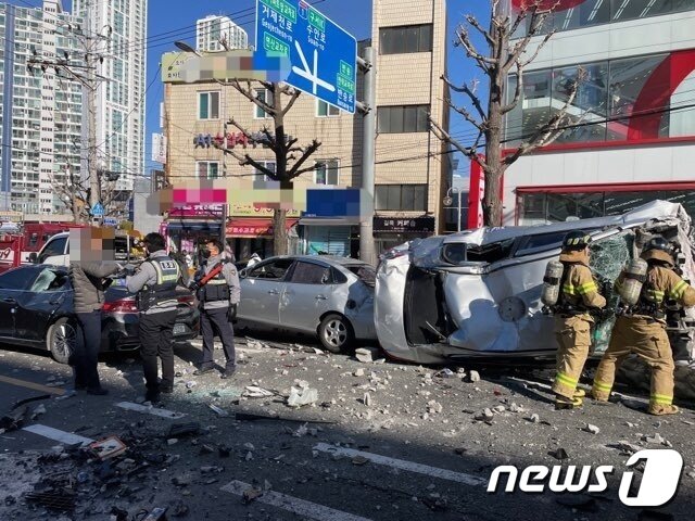 본문 이미지 - 지난해 12월30일 낮 12시30분쯤 부산 연제구 연산동 홈플러스 5층 주차장에서 70대 남성이 몰던 택시가 건물 벽을 뚫고 신호대기 중인 차량들 위로 추락했다.(부산경찰청 제공)2021.12.30/뉴스1