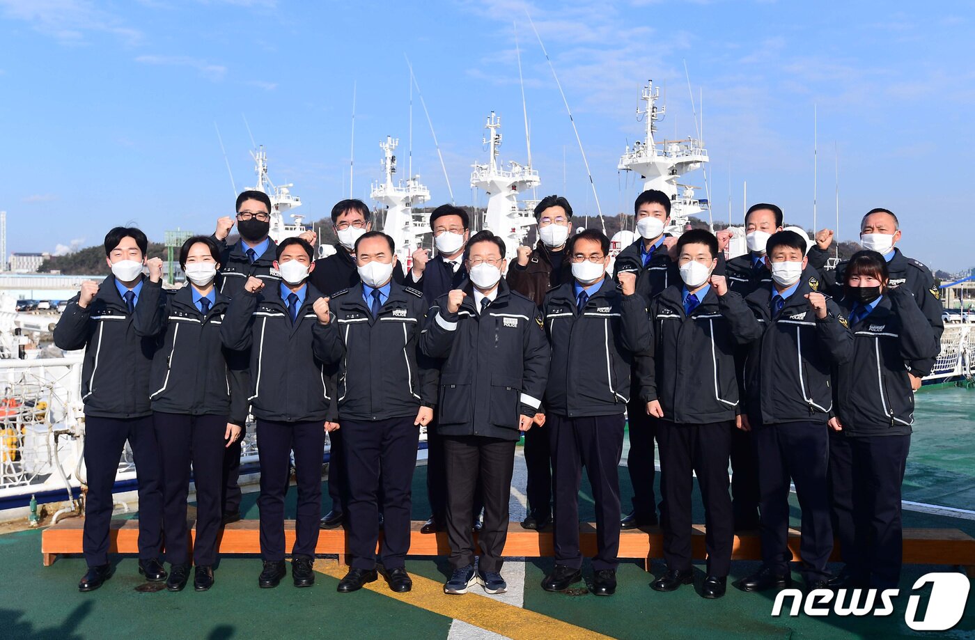 본문 이미지 - 이재명 더불어민주당 대선 후보가 30일 인천해양경찰서 전용부두에 위치한 서해5도 특별경비단을 방문해 김종인 단장 등 대원들과 기념촬영을 하고 있다. 2021.12.30/뉴스1 ⓒ News1 국회사진취재단