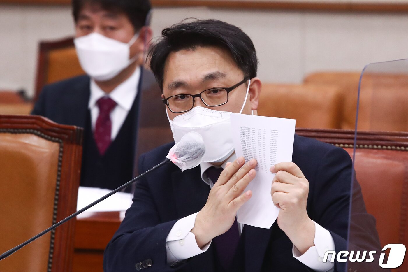 본문 이미지 - 김진욱 고위공직자범죄수사처(공수처) 처장이 30일 오후 서울 여의도 국회에서 열린 법제사법위원회 전체회의에서 공수처의 야당 대선 후보 및 국회의원 등의 통신기록 조회 논란에 대한 현안 질의에 답하고 있다. 2021.12.30/뉴스1 ⓒ News1 오대일 기자