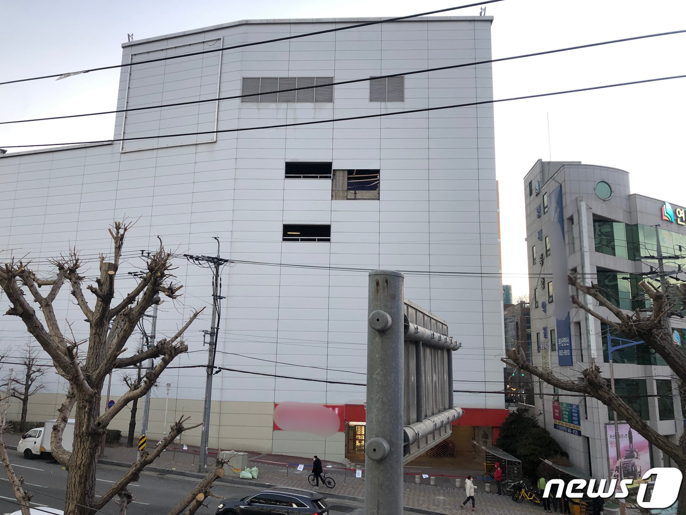 (부산=뉴스1) 백창훈 기자 = 30일 오후 12시32분쯤 부산 연제구 소재 홈플러스 연산점 지상 5층 주차장에서 70대 남성이 몰던 택시가 건물 벽을 뚫고 신호대기중인 차량들 위 …