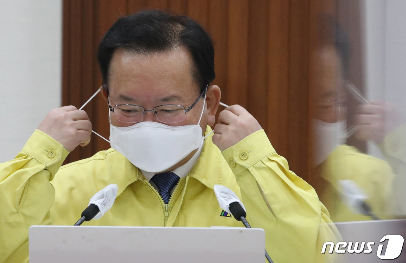 본문 이미지 - 김부겸 국무총리가 31일 오전 서울 종로구 정부서울청사에서 열린 신종 코로나바이러스 감염증(코로나19) 중앙재난안전대책본부(중대본) 회의에서 모두 발언을 하고 있다. 2021.12.31/뉴스1 ⓒ News1 송원영 기자