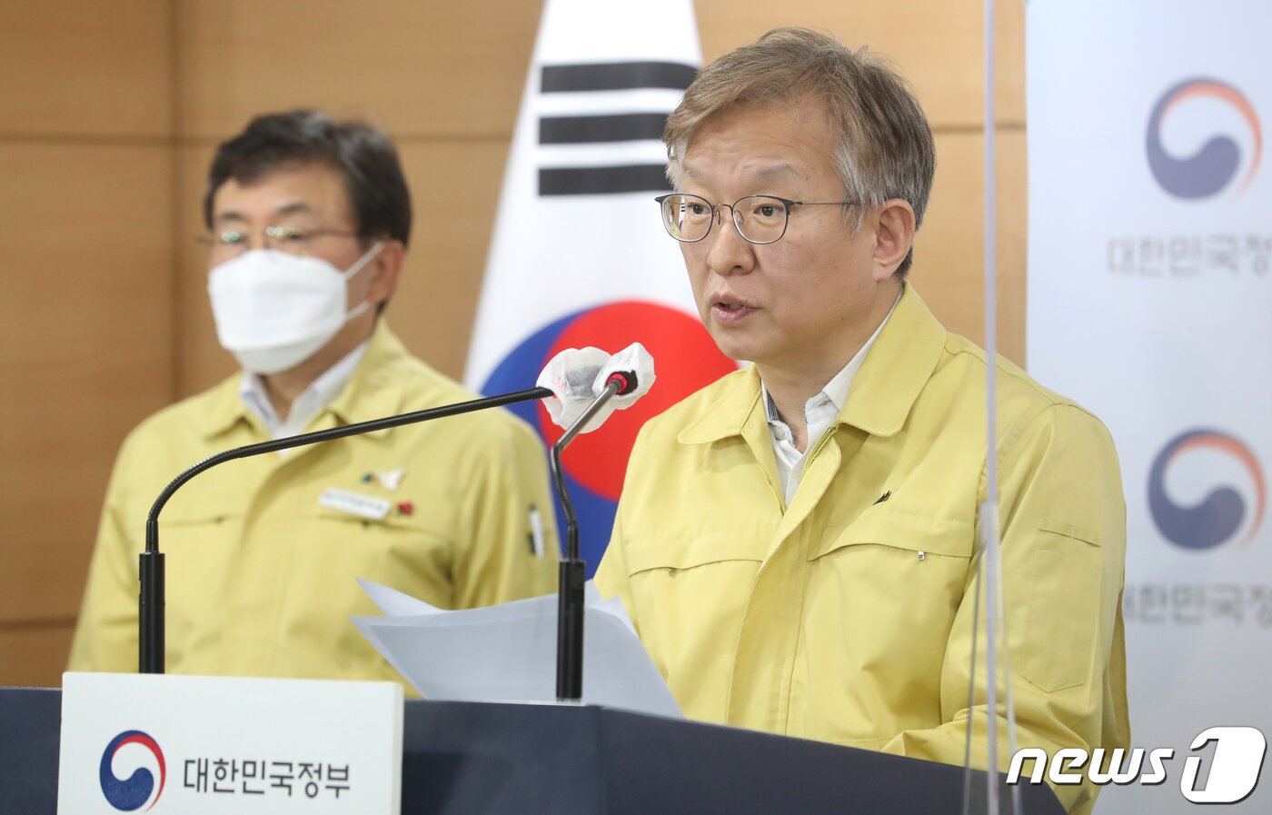 본문 이미지 - 권칠승 중소벤처기업부 장관이 31일 서울 종로구 정부서울청사에서 열린 코로나19 중앙재난안전대책본부 정례브리핑에 참석해 거리두기 강화에 따른 방역지원금, 손실보상금 등에 대해 발표하고 있다.2021.12.31/뉴스1 ⓒ News1 송원영 기자