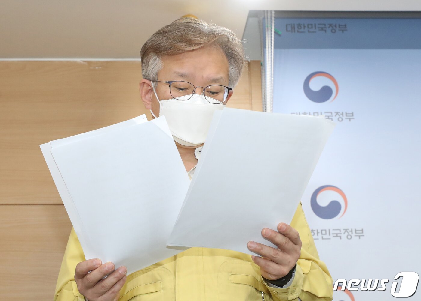 본문 이미지 - 권칠승 중소벤처기업부 장관이 지난 31일 서울 종로구 정부서울청사에서 열린 코로나19 중앙재난안전대책본부 정례브리핑에 참석해 거리두기 강화에 따른 방역지원금, 손실보상금 등에 대해 발표하기 전 자료를 살펴보고 있다.2021.12.31/뉴스1 ⓒ News1 송원영 기자