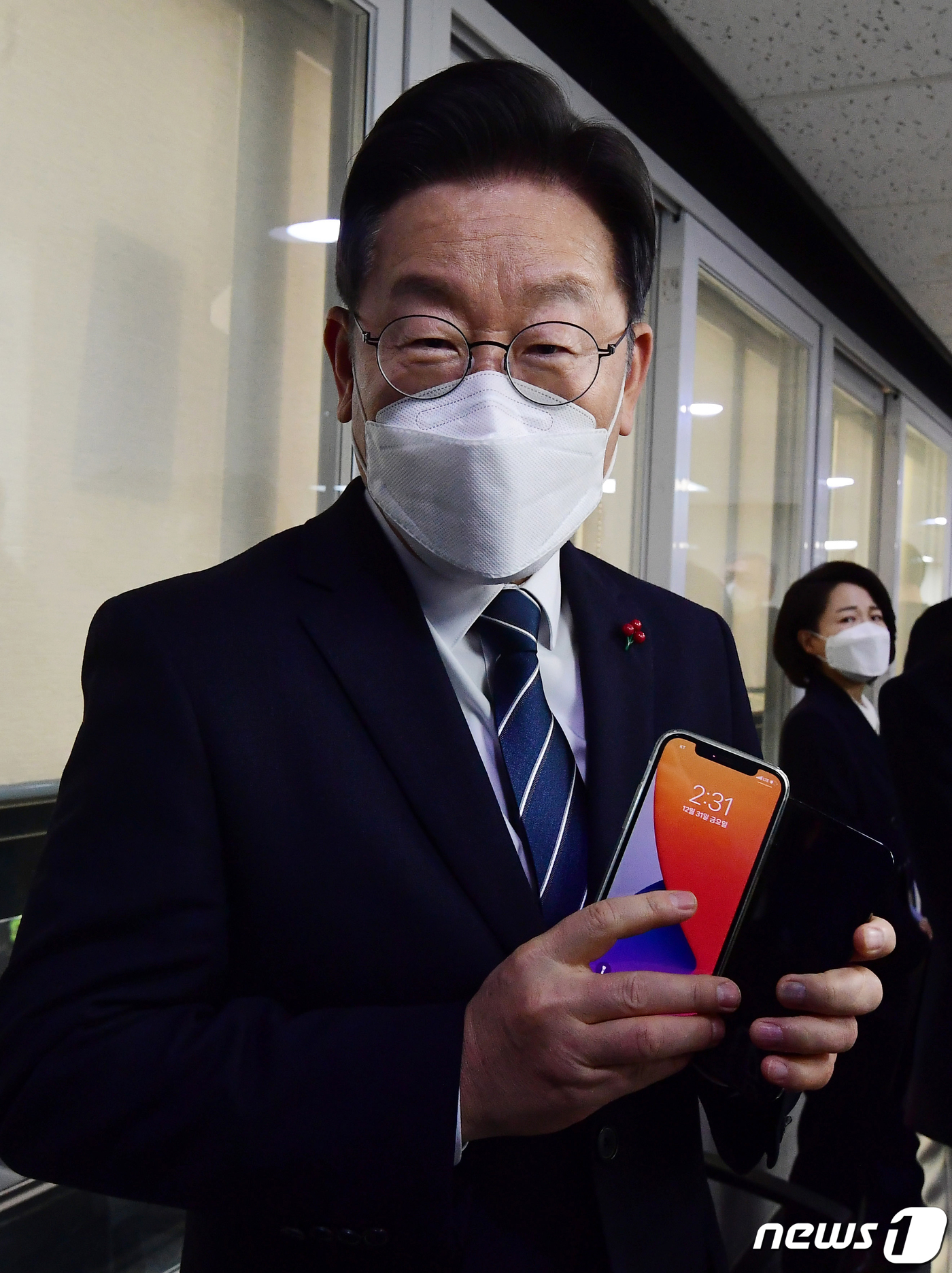 (서울=뉴스1) 오대일 기자 = 더불어민주당 이재명 대선 후보가 31일 오후 서울 여의도 더불어민주당 중앙당사에서 소확행 국민공모 캠페인 기자회견을 마친 후 국민제안 시스템 '이재 …