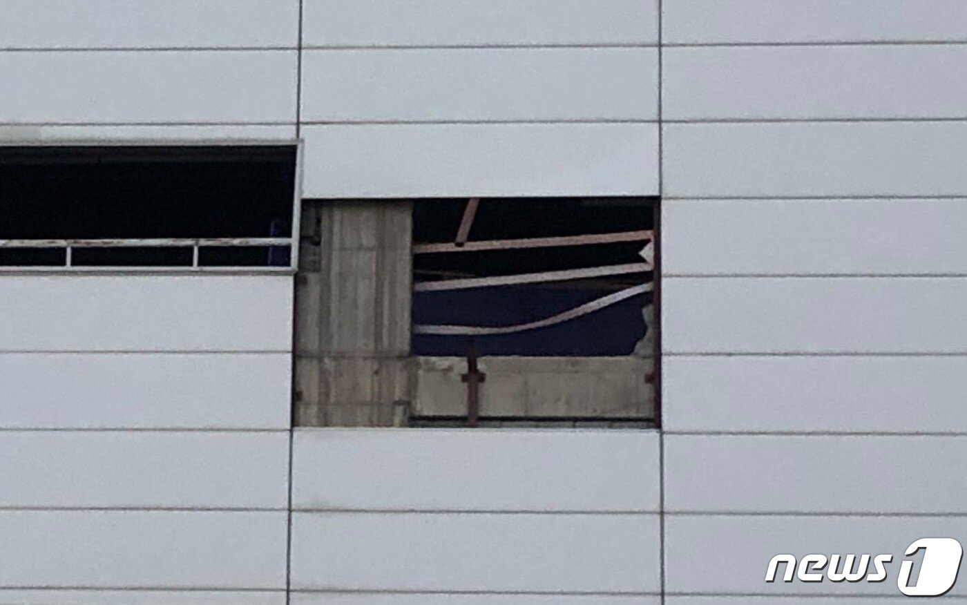 본문 이미지 - 택시 추락 사고로 부산 대형마트 외벽이 뚫린 모습. ⓒ 뉴스1 백창훈 기자