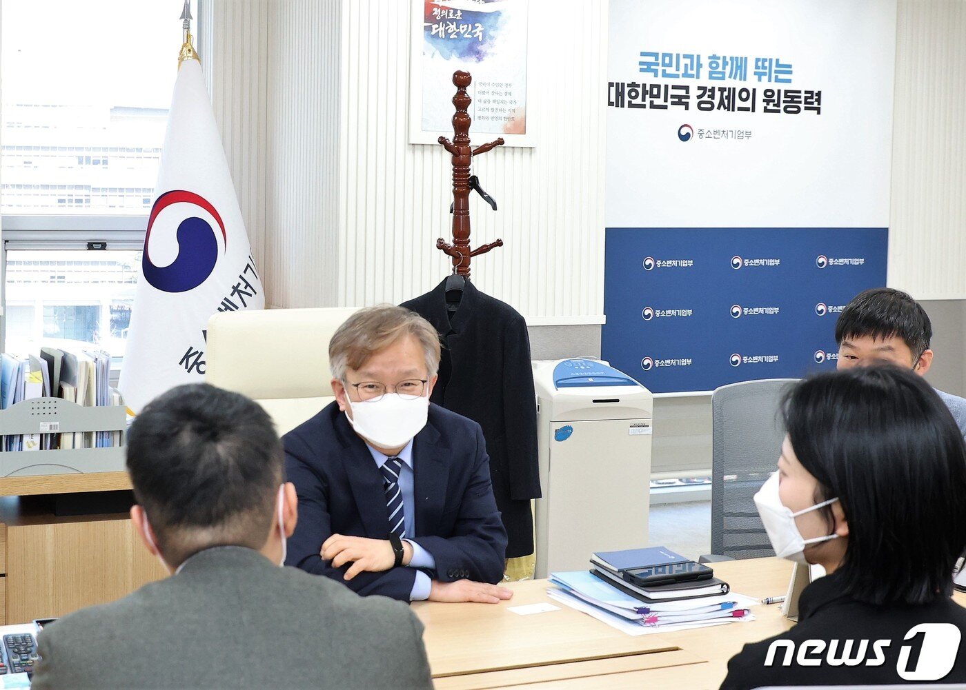 본문 이미지 - 권칠승 중소벤처기업부 장관(가운데)이 신윤하 뉴스1 기자와 지난 27일 세종특별자치시 중기부 장관집무실에서 뉴스1과 신년대담을 진행하고 있다. ⓒ 뉴스1