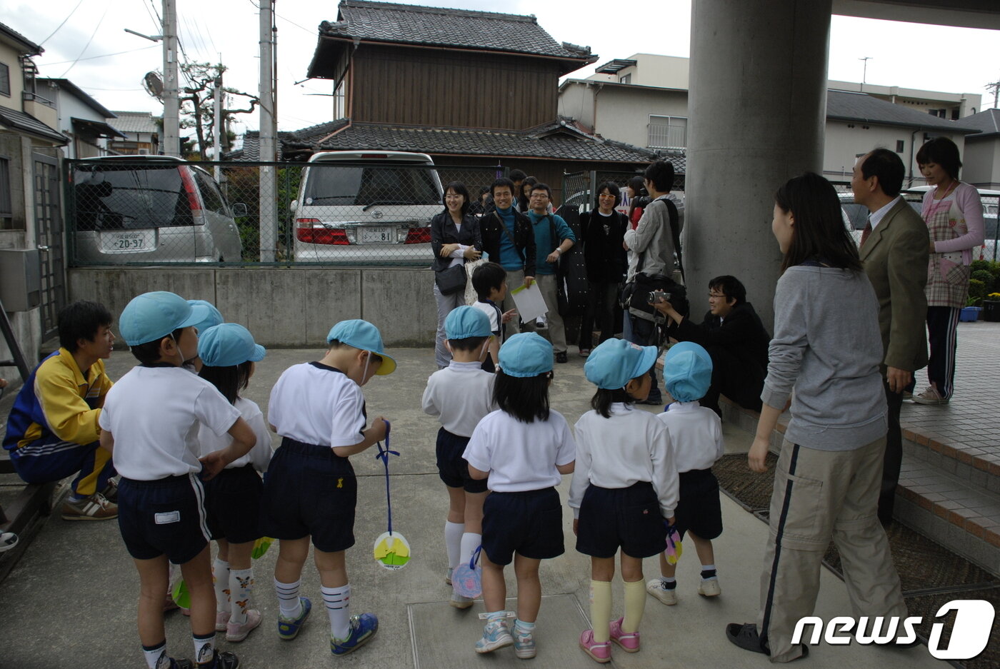 본문 이미지 - 일본 시가조선초급학교 유치반 학생들이 지난 2007년 4월21일 학교에 도착한 노래패 &#39;우리나라&#39; 등 일행에게 노래를 불러주고 있다. ⓒ 뉴스1