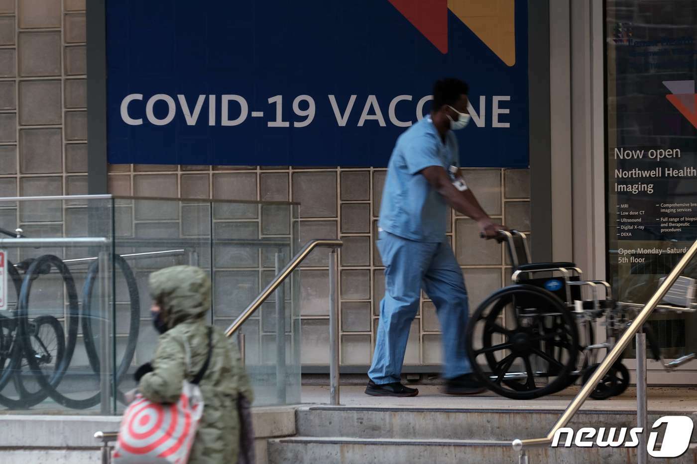 NEW YORK, NY - NOVEMBER 19: A sign outside of a hospital advertises the COVID-19 vaccine on November 19, 2021 in New York City. On Friday vaccine advisers to the US Centers for Disease Control &#40;CDC&#41; and Prevention voted unanimously in recommending a booster shot of the COVID-19 vaccines for all adults in the United States six months after they finish their first two doses. Spencer Platt/Getty Images/AFP == FOR NEWSPAPERS, INTERNET, TELCOS & TELEVISION USE ONLY == ⓒ AFP=뉴스1