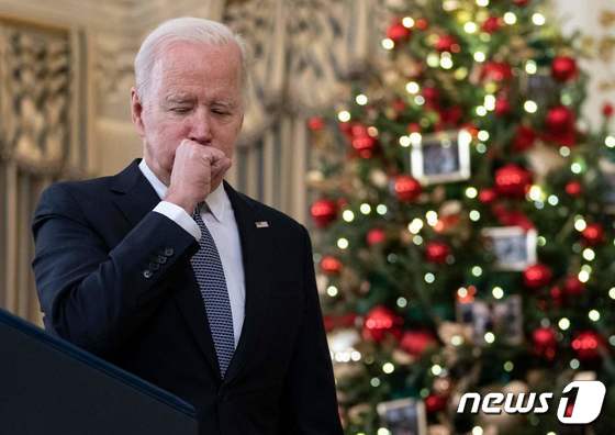 3일(현지시간) 미국 워싱턴D.C 백악관에서 조 바이든 미국 대통령이 연설 도중 기침을 하고 있다. © AFP=뉴스1 © News1 정윤미 기자