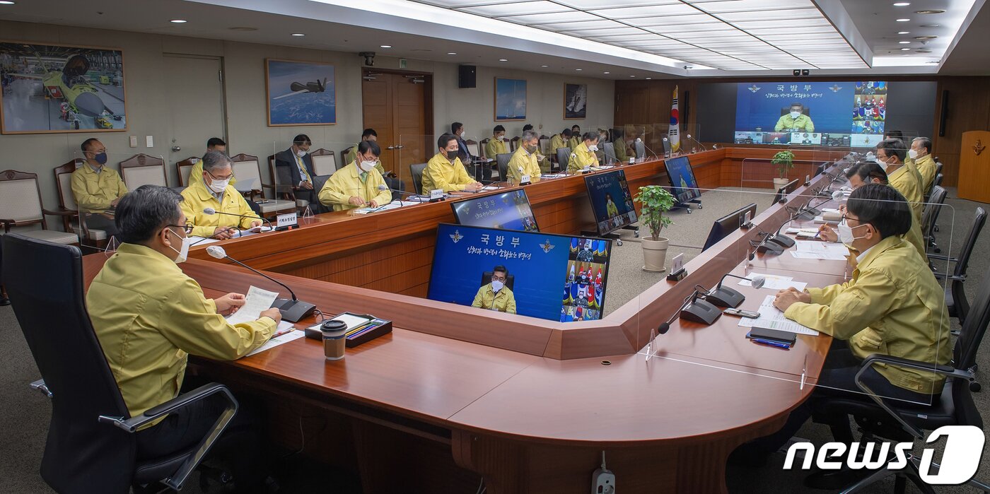 본문 이미지 - 서욱 국방부 장관(왼쪽)이 지난 3일 오후 서울 용산구 국방부에서 화상으로 신종 코로나바이러스 감염증(코로나19) 전군 주요지휘관 회의를 주재하고 있다. (국방부 제공) 2021.12.4/뉴스1