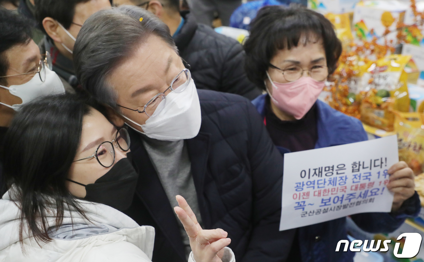 (군산=뉴스1) 유경석 기자 = 이재명 더불어민주당 대선 후보의 매타버스 전북지역 순회가 이어진 4일 전북 군산시 공설시장을 찾은 이재명 후보가 지지자들과 사진을 찍고 있다.  2 …