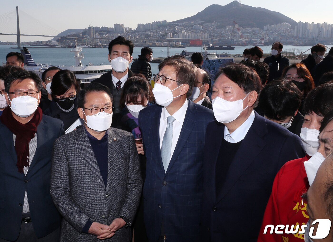 본문 이미지 - 국민의힘 윤석열 대선 후보와 이준석 대표가 4일 오후 부산 동구 북항재개발홍보관에서 박형준 부산시장으로부터 북항 재개발 등 현황에 대한 설명을 듣고 있다. 2021.12.4/뉴스1 ⓒ News1 구윤성 기자