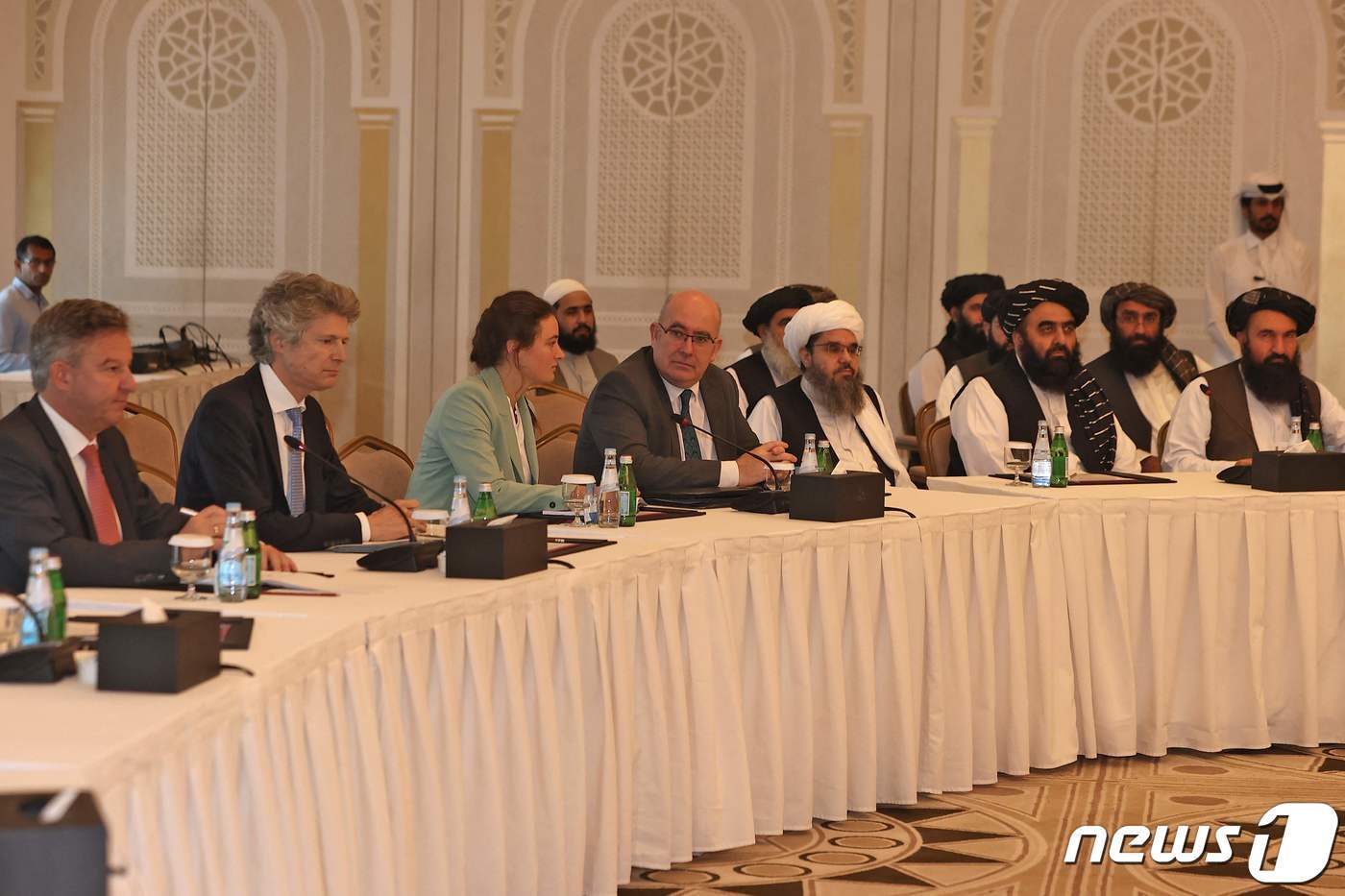 본문 이미지 - 지난 10월12일 카타르 도하에서 미국 및 유럽연합(EU) 외교사절들과 탈레반 대표단이 대면 회담을 진행한 모습. ⓒ AFP=뉴스1 ⓒ News1 최서윤 기자